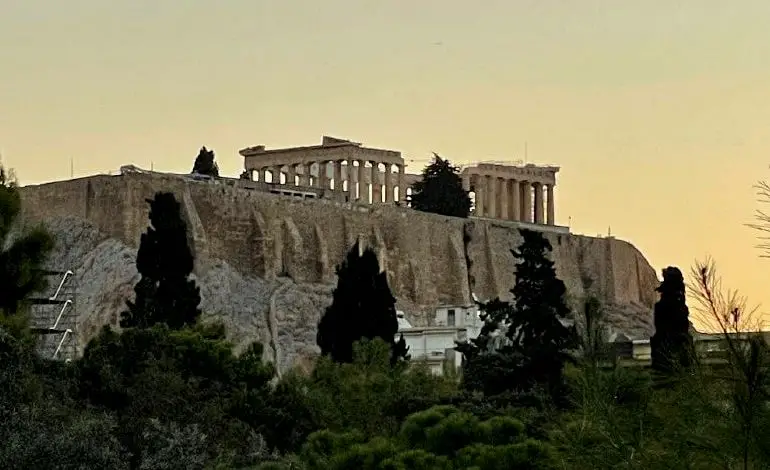 Hermosa vista del Partenón en Atenas, Grecia