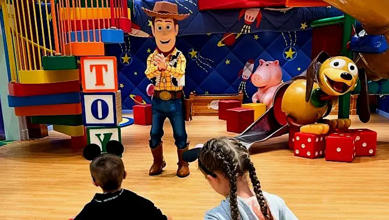 Woody en el club infantil de Disney Magic