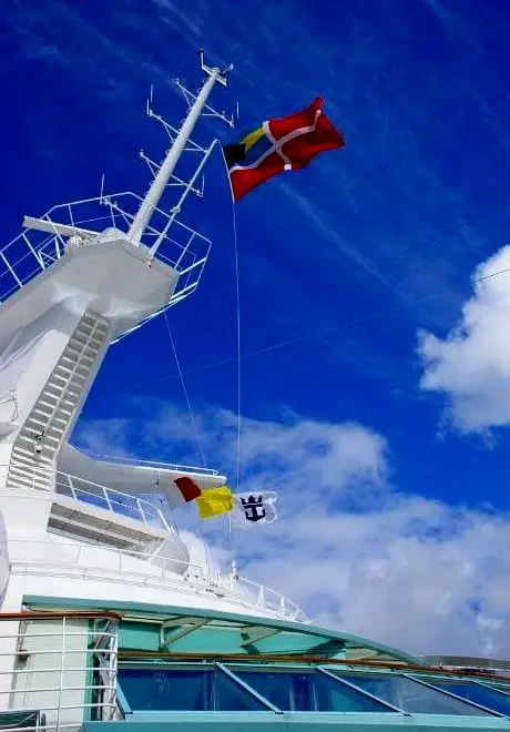 Bandera de las Bahamas en un crucero de Royal Caribbean