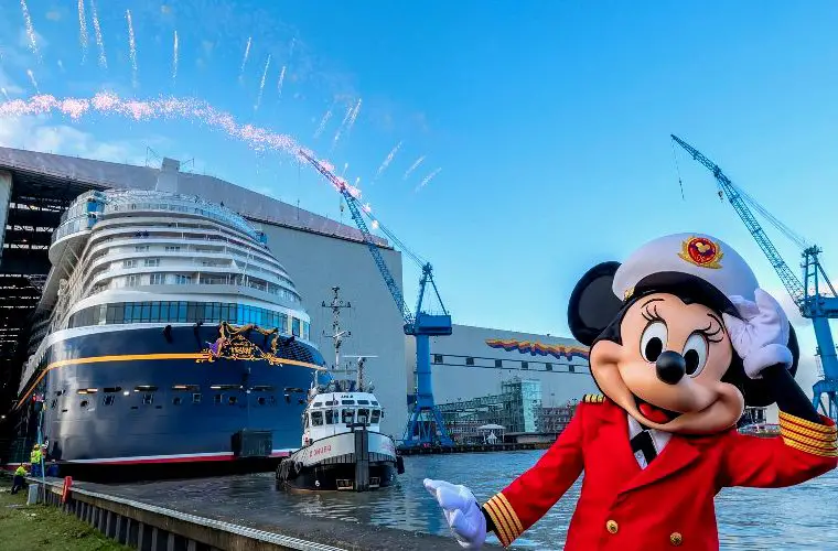 La Capitana Minnie dando la bienvenida a Disney Wish
