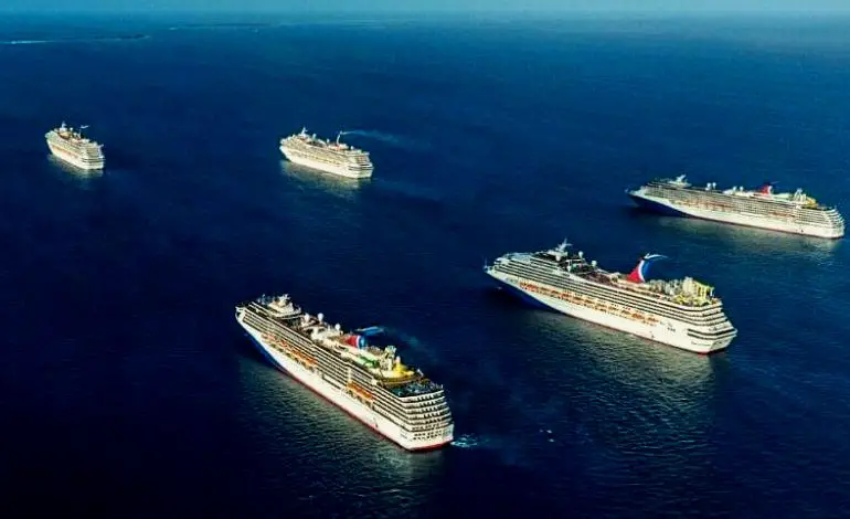 Barcos de crucero Carnival en el mar
