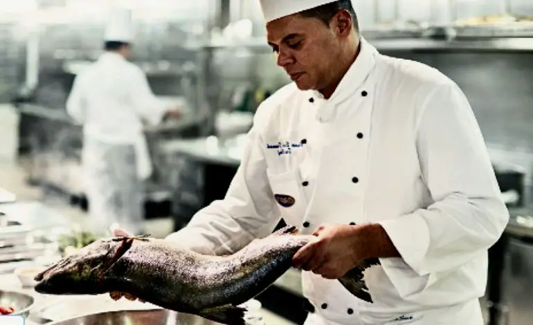 Cocinando pescado del chef - De Norte a Alaska