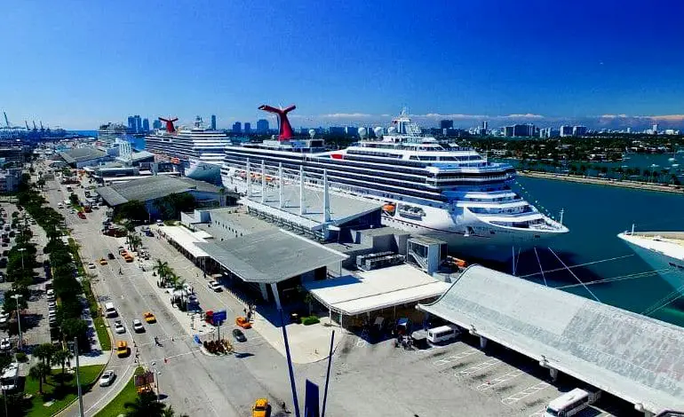 Barcos de crucero en el puerto de Miami