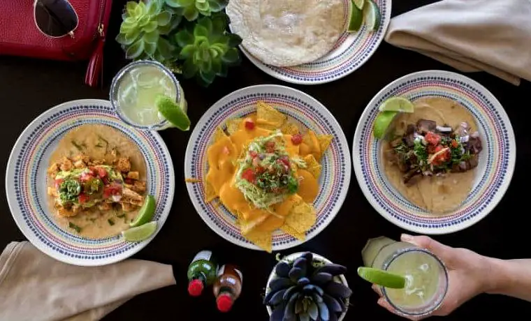 Una selección de comida mexicana en la mesa