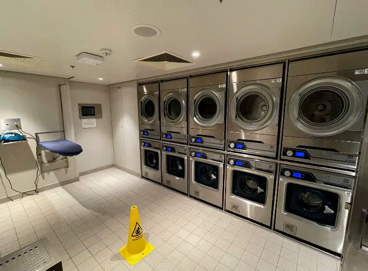 Sala de lavandería dentro de un crucero