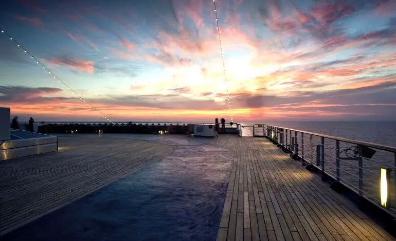 Cubierta Lido en el Carnival Conquest al atardecer