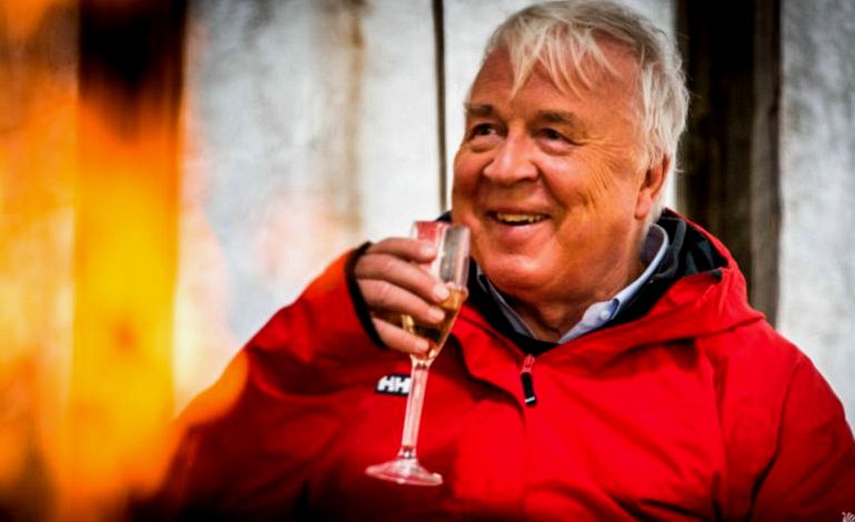 Torstein Hagen sonriendo y sosteniendo una copa de champán
