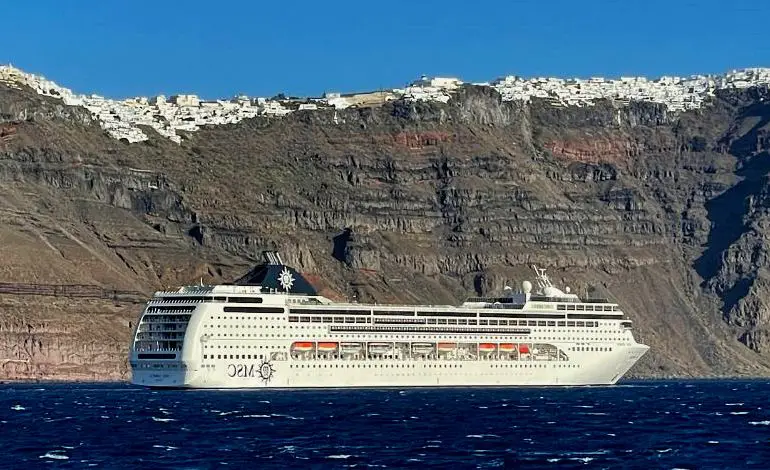 Barco de MSC Cruceros en Santorini