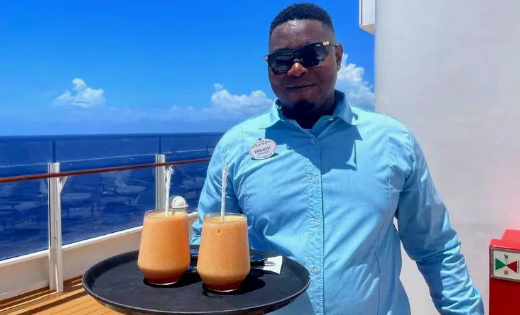 Hombre sirviendo bebidas en un crucero de Disney