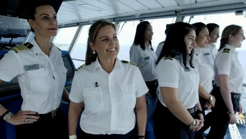 Capitana Kate McCue con oficiales en el puente del Celebrity Edge