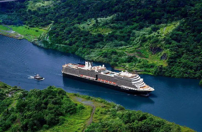 Barco de crucero atravesando el Canal de Panamá