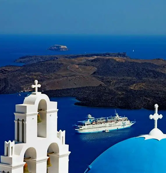 Barco de Celestyal Cruises en Patmos