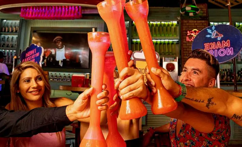 Amigos disfrutando de bebidas en Senor Frog's Costa Sur