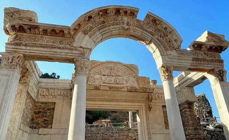 Vista del Templo de Adriano