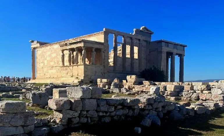 El Partenón en la cima de la colina de la Acrópolis