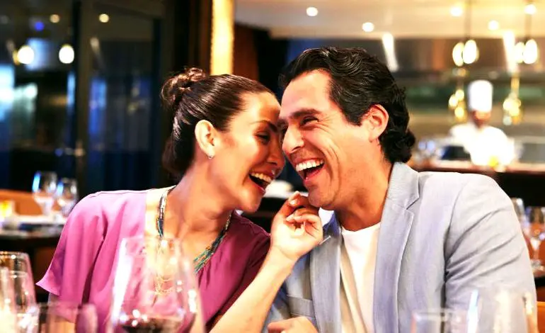 una pareja disfrutando de la cena en luna de miel en un crucero Carnival