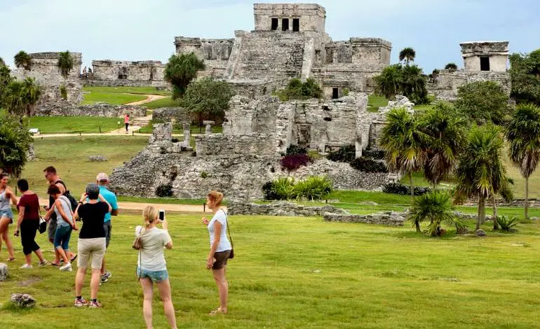 Antiguo sitio arqueológico maya