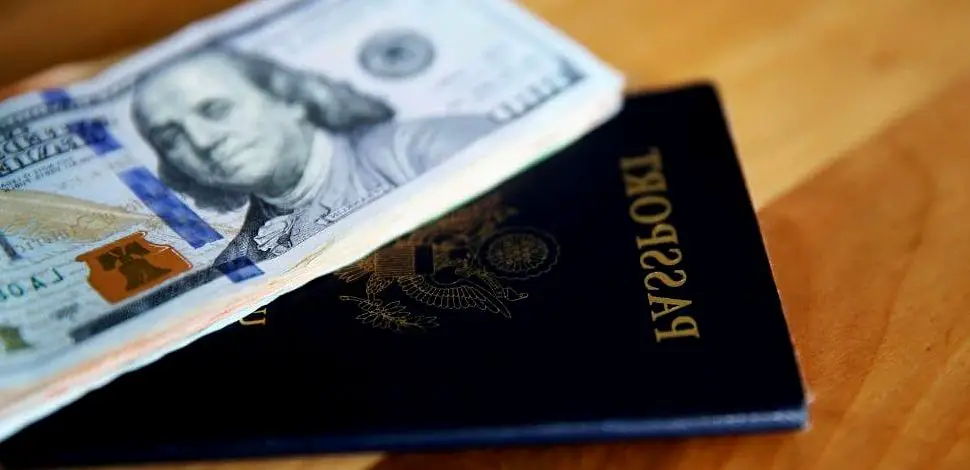 efectivo y pasaporte
