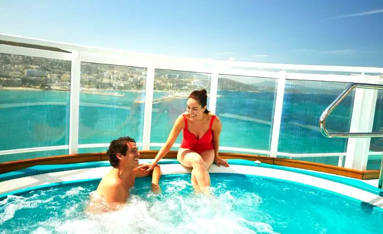 pareja en un crucero disfrutando de la bañera de hidromasaje