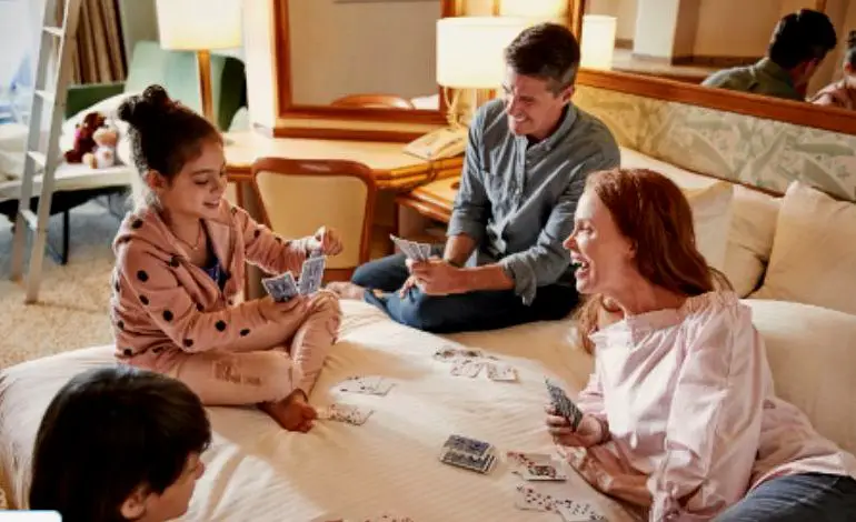 Familia jugando a las cartas en la mini suite de Princess