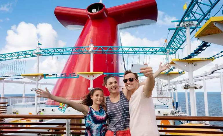 familia tomando una foto a bordo de un barco de crucero