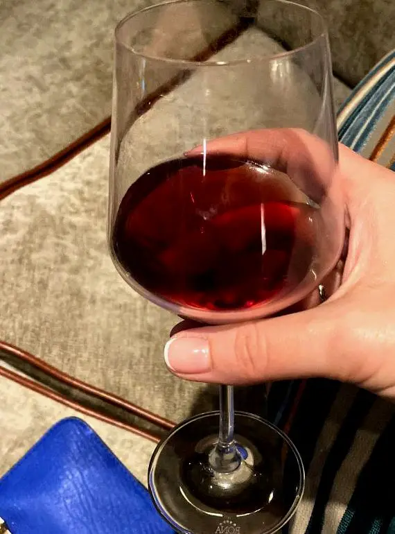Riviera - una copa de vino tinto