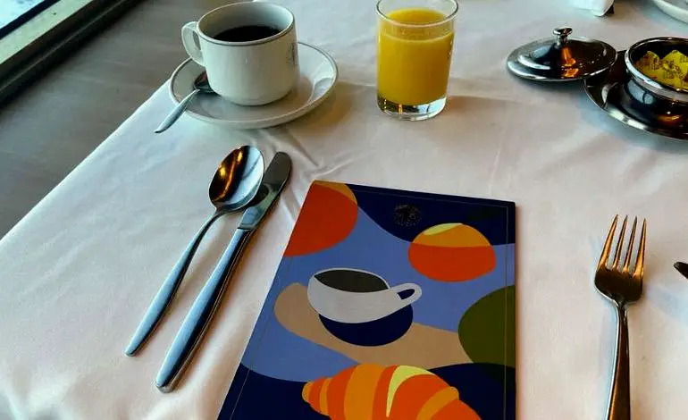 zumo y café en el buffet de desayuno - Fred Olsen