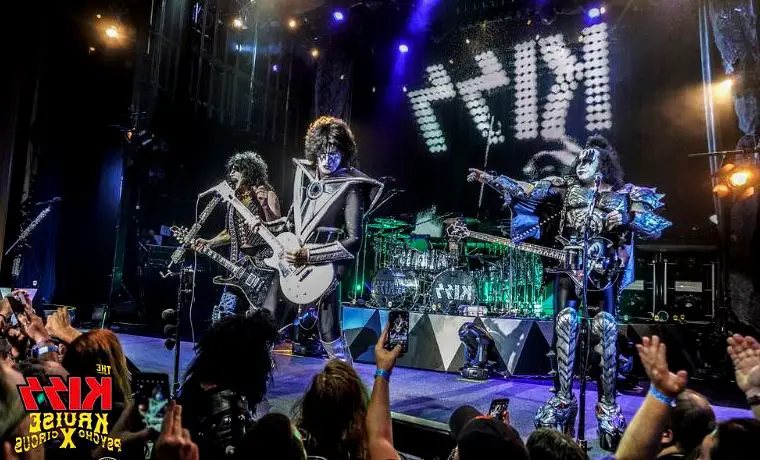 la banda Kiss actuando en el escenario