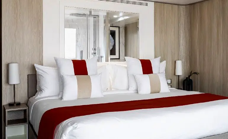 Almohadas en la cama en el barco de Celebrity Cruises