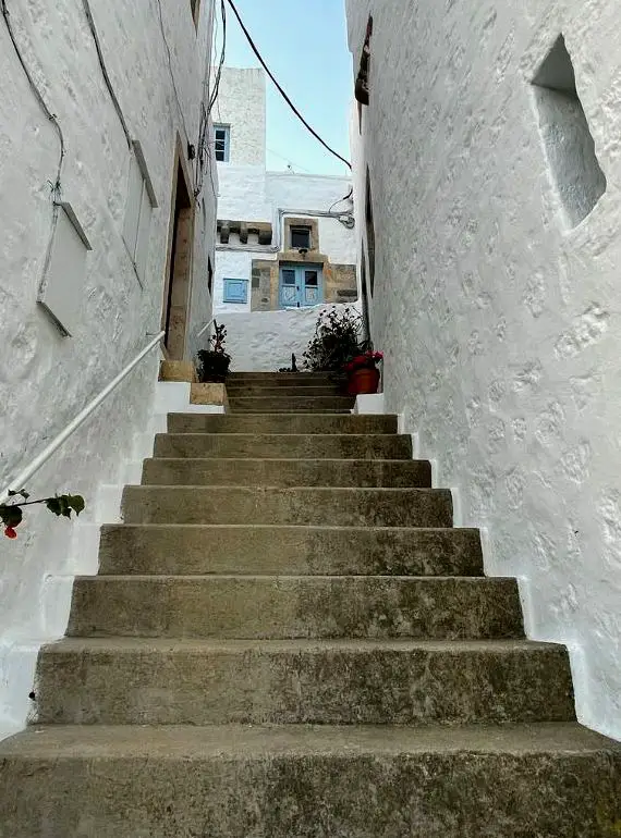 pequeñas escaleras entre paredes blancas