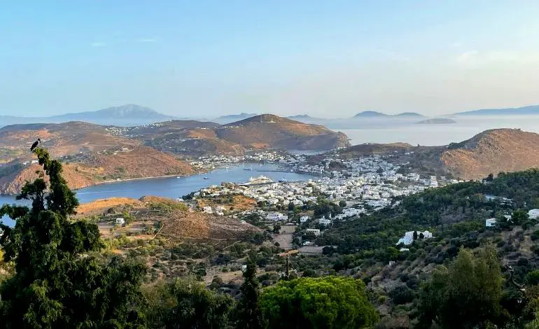 hermosa vista de la isla de Patmos
